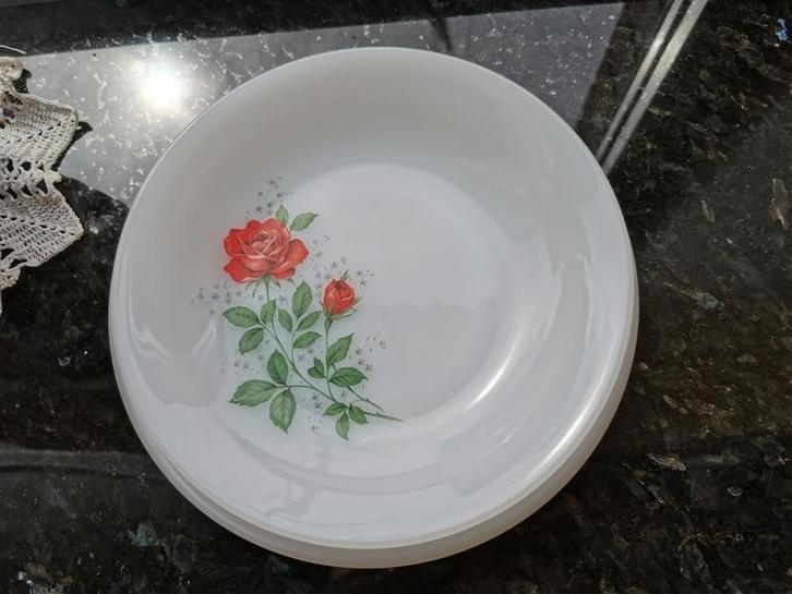 12 Arcopal diepe borden met rode roos motief  goede staat, Huis en Inrichting, Keuken | Servies, Gebruikt, Bord(en), Overige stijlen