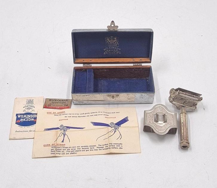 WILKINSON SWORD scheerset (gemaakt in Engeland), Handtassen en Accessoires, Uiterlijk | Gezichtsverzorging, Ophalen
