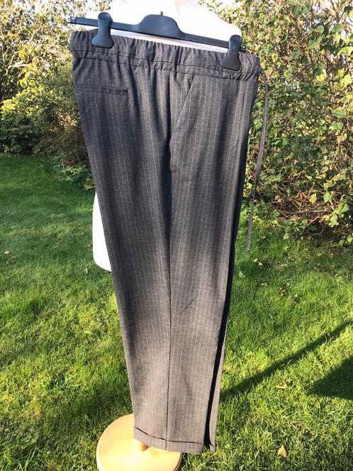 M48 geklede stoffen broek grijs/ lichte krijtstreep E5 mode, Kleding | Dames, Broeken en Pantalons, Zo goed als nieuw, Maat 46/48 (XL) of groter