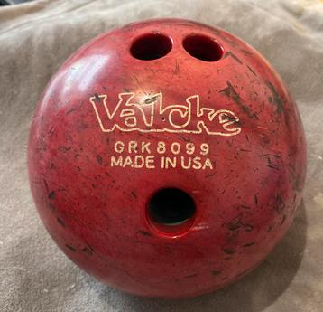 3 Bowlingballen en 4 kegels beschikbaar voor biedingen