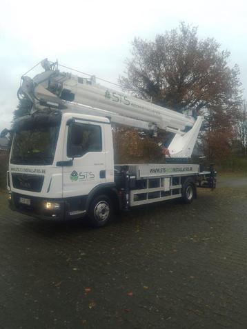 Hoogwerker/ kraan op vrachtwagen beschikbaar voor biedingen