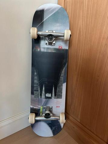 Nieuw Skateboard Globe beschikbaar voor biedingen
