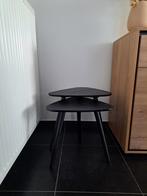 Tables d'appoint noires, Enlèvement