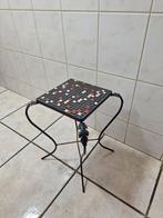 Klein vintage retro nachtkastje met mozaïek en smeedijzer, Huis en Inrichting, Ophalen, IJzer