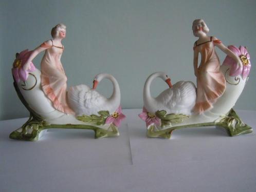 2 figurines biscuit porcelaine d'une bouquetière avec cygne, Antiquités & Art, Antiquités | Porcelaine, Enlèvement ou Envoi