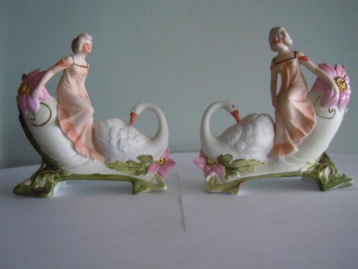 2 porseleinen biscuit beeldjes bloemenmeisje met zwaan, Antiek en Kunst, Antiek | Porselein, Ophalen of Verzenden