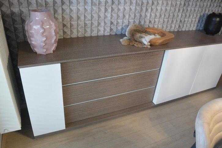 buffetkast modern   2,60m x 52, dikke deur zonder handgreep, Huis en Inrichting, Kasten | Buffetkasten, Gebruikt, Minder dan 100 cm