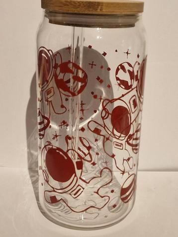 Glas met rietje en bamboe deksel beschikbaar voor biedingen