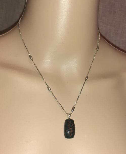 Ketting edelsteen hanger heliotroop bloedsteen vintage, Handtassen en Accessoires, Kettingen, Nieuw, Steen of Mineraal, Groen