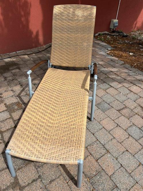 Rotan ligbed, Tuin en Terras, Ligbedden, Zo goed als nieuw, Rotan, Verstelbaar, Ophalen