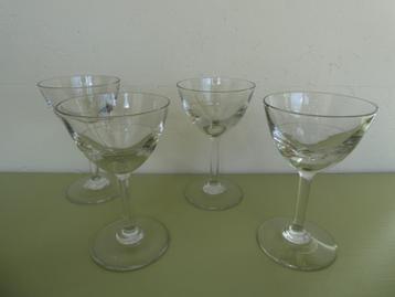Oude cocktail of wijnglazen beschikbaar voor biedingen