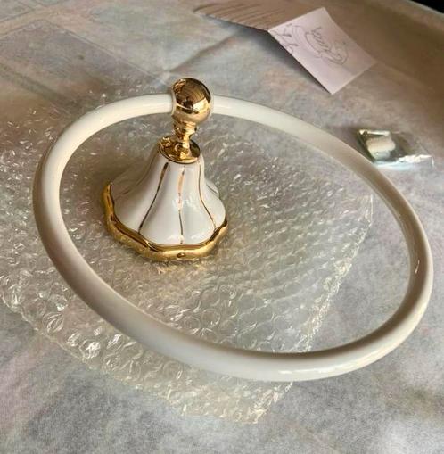 Anneau porte-serviettes en métal doré à motif Lotus neufe, Maison & Meubles, Salle de bain | Linge de bain & Accessoires, Neuf