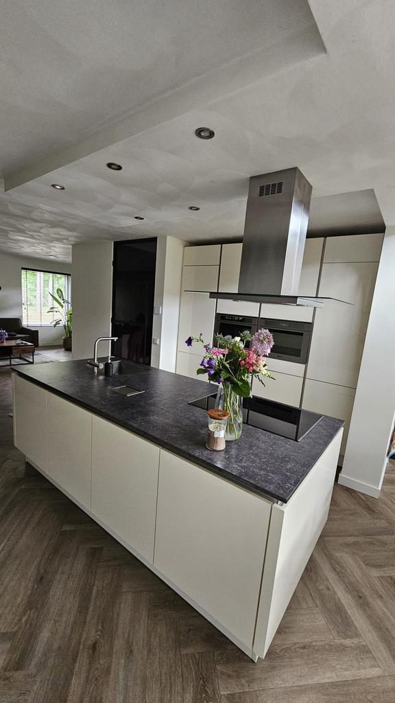 Cuisine complète #îlot, Huis en Inrichting, Keuken | Complete keukens, Zo goed als nieuw, Wit, Hout, Greeploos, Met kookeiland