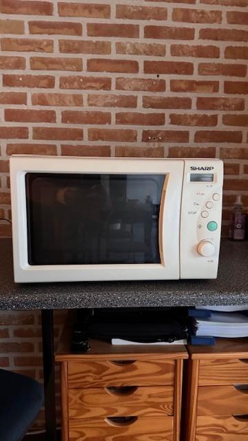 Magnetron Sharp 800W, Elektronische apparatuur, Microgolfovens, Gebruikt, Vrijstaand, Microgolfoven, Minder dan 45 cm, Oven, Draaiplateau