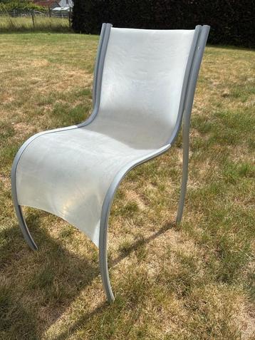 Plastic stoelen beschikbaar voor biedingen