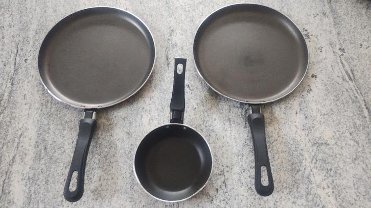2 koekenpannen, Huis en Inrichting, Keuken | Potten en Pannen, Gebruikt, Koekenpan of Braadpan, Overige materialen, Keramische plaat