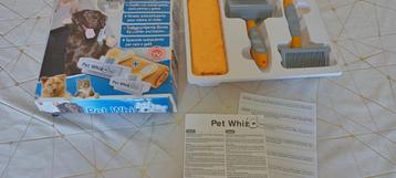 2 verpakkingen: Pet Whiz Hondenborstel / Kattenborstel beschikbaar voor biedingen