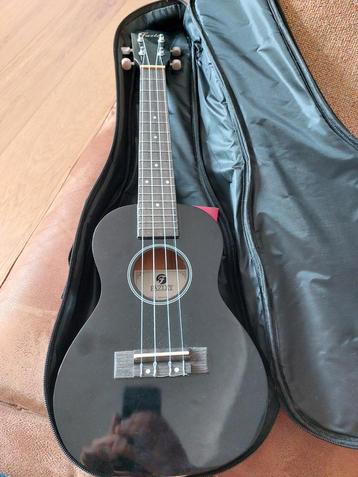Ukelele Fazley met hoes en toebehoren beschikbaar voor biedingen