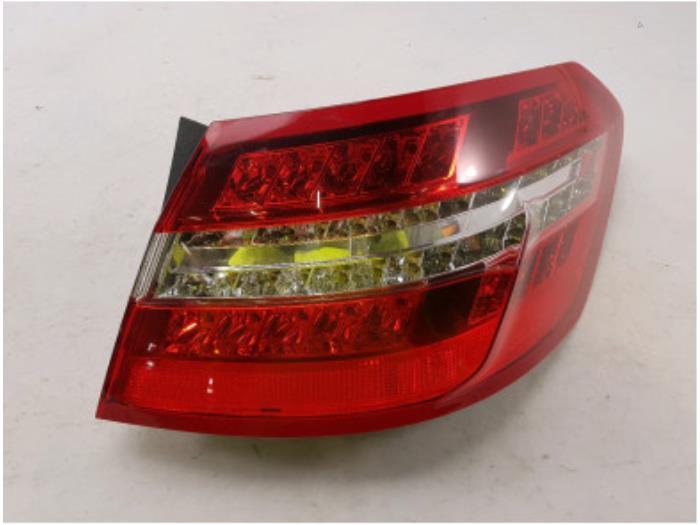Achterlicht rechts van een Mercedes E-Klasse, Auto-onderdelen, Verlichting, Mercedes-Benz, Nieuw, 12 maanden garantie, Ophalen of Verzenden