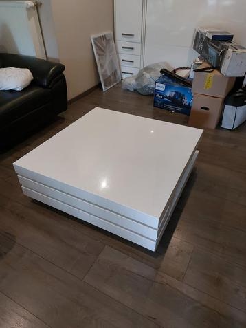 Salon tafel beschikbaar voor biedingen