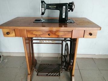 Antieke naaimachine met tafel Necchi