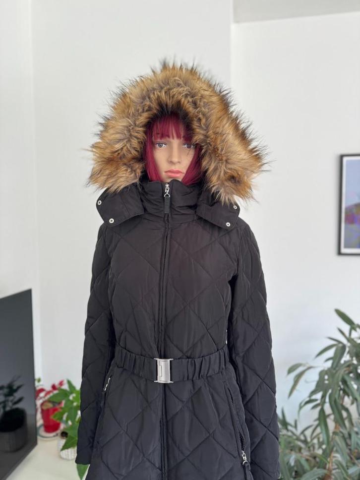 Beautiful quilted coat with belt and fur (size S/M), Kleding | Dames, Jassen | Winter, Zo goed als nieuw, Maat 38/40 (M), Zwart