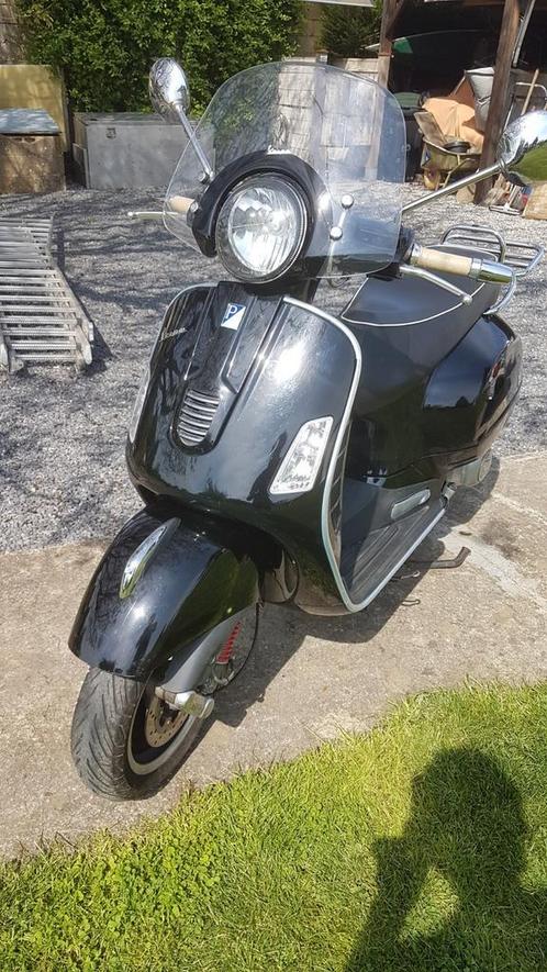 Vespa GTS 300 avec top case et porte bagage avant, Motos, Motos | Piaggio, Particulier