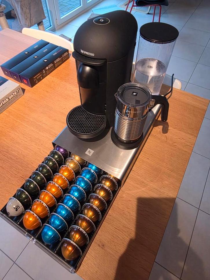 Nespresso Vertuo Plus Deluxe + Aeroccino 4 + verkoopautomaat, Elektronische apparatuur, Koffiezetapparaten, Zo goed als nieuw