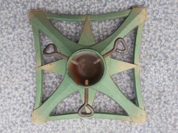 Antieke kerstboomvoet met mooie patina, zwaar gietijzer beschikbaar voor biedingen