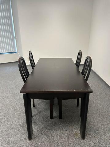 Houten eettafel met 4 stoelen beschikbaar voor biedingen