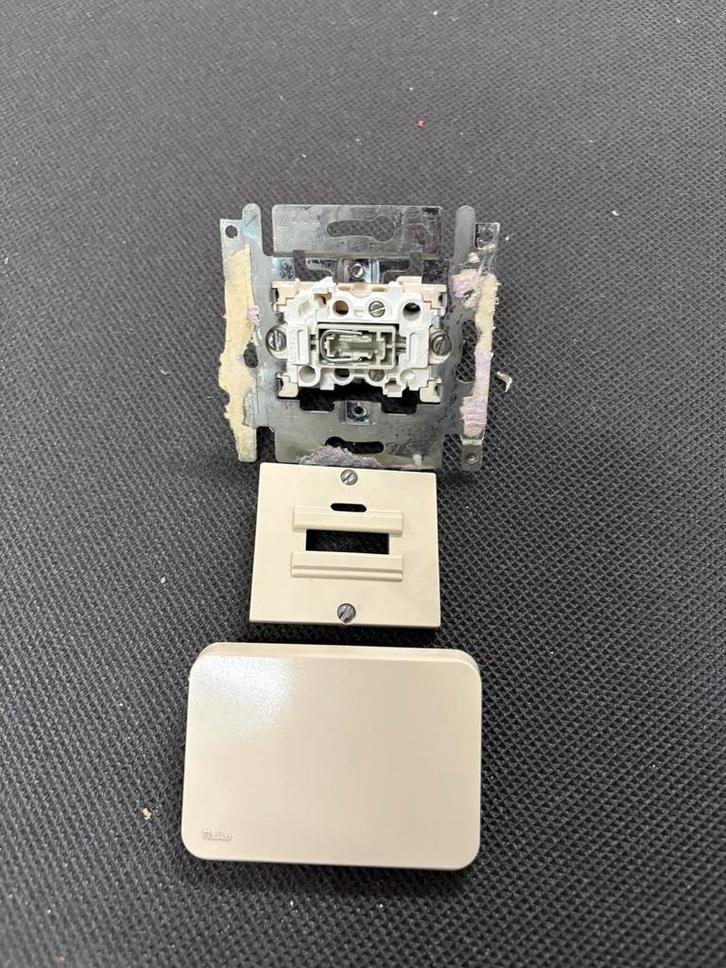 Niko PR20 schakelaars & stopcontacten, Doe-het-zelf en Bouw, Elektriciteit en Kabels, Zo goed als nieuw, Schakelaar, Ophalen