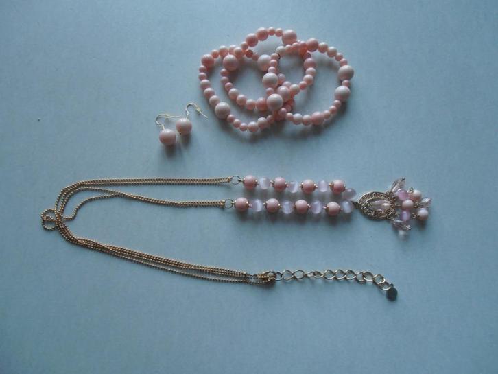 Dames halsketting ( Titto ), Handtassen en Accessoires, Kettingen, Zo goed als nieuw, Kunststof, Roze, Ophalen of Verzenden