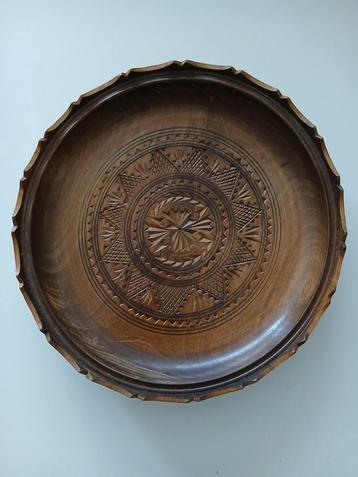 Traditioneel houtsnijwerk schaal  beschikbaar voor biedingen