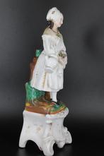 Vieux Bruxelles : Femme au panier en porcelaine, Antiquités & Art, Enlèvement ou Envoi