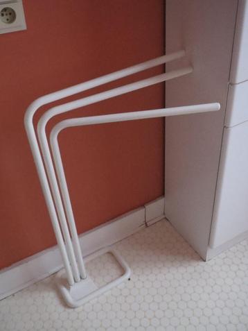 Porte serviettes blanc sur pied (3 bras flexibles) beschikbaar voor biedingen