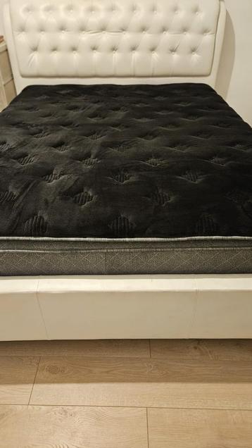 Te koop: Luxe bed in uitstekende beschikbaar voor biedingen