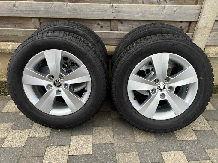 SKODA SUPERB / YETI WINTERSET 215/60/R16 NIEUWSTAAT, Auto-onderdelen, Banden en Velgen, Banden en Velgen, Winterbanden, 16 inch