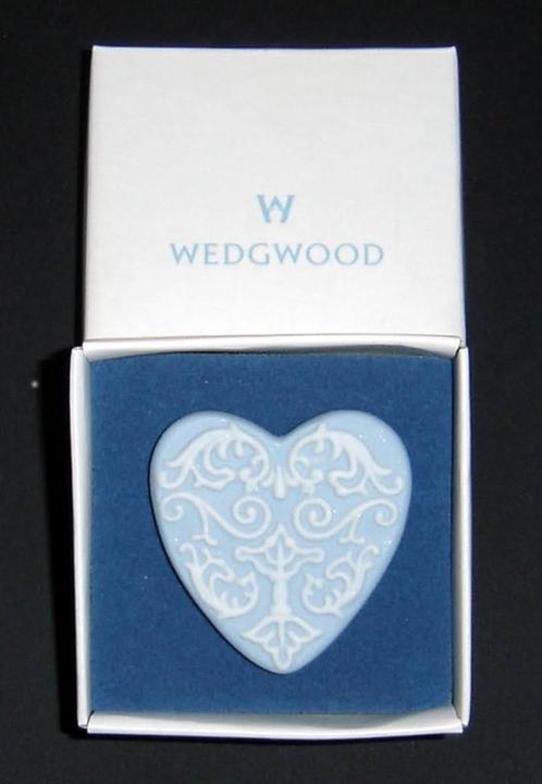 Wedgwood porseleinen broche (hart - coeur - heart), Bijoux, Sacs & Beauté, Broches, Neuf, Autres matériaux, Envoi