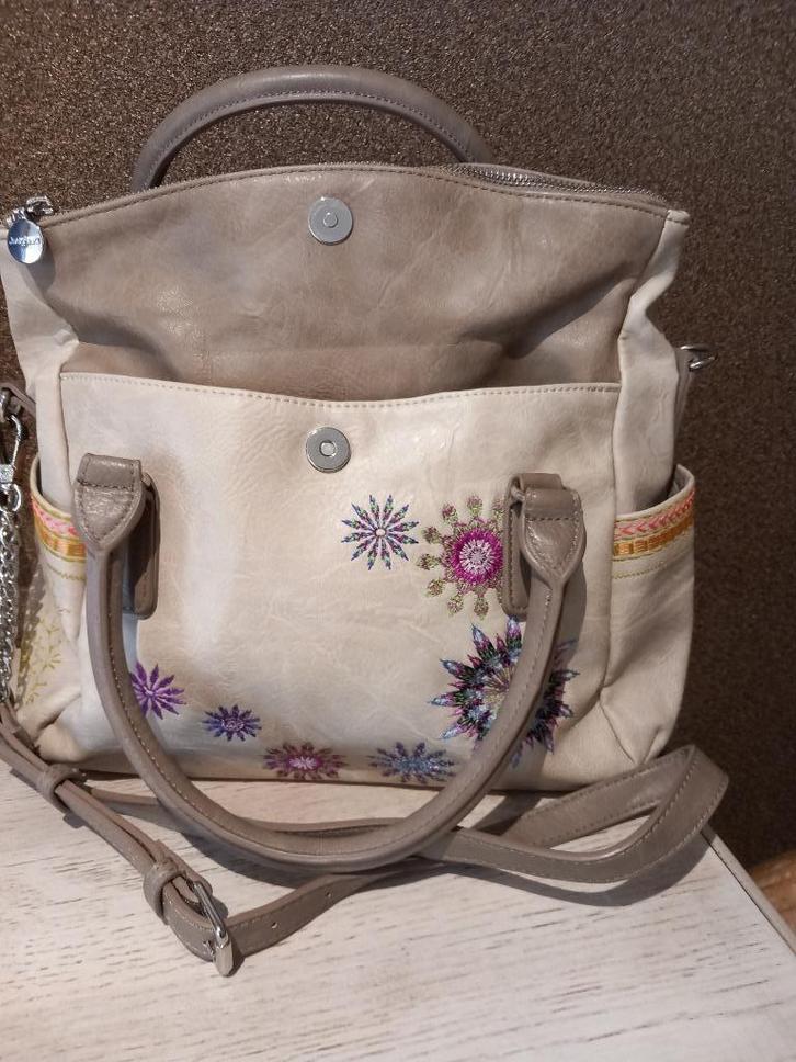 BEIGE HANDTAS “ DESGUAL”, Handtassen en Accessoires, Tassen | Damestassen, Zo goed als nieuw, Handtas, Beige, Ophalen of Verzenden