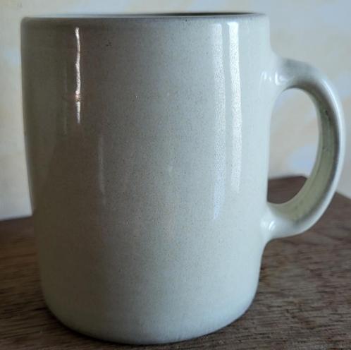 Chope 33 cl en grès beige signée par un trident .., Verzamelen, Glas en Drinkglazen, Zo goed als nieuw, Bierglas, Ophalen of Verzenden
