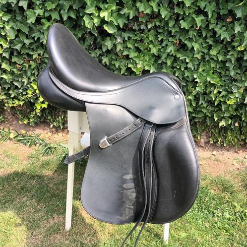 Bates veelzijdigheidszadel 17,5 inch, Dieren en Toebehoren, Paarden en Pony's | Zadels, Zo goed als nieuw, Ophalen of Verzenden