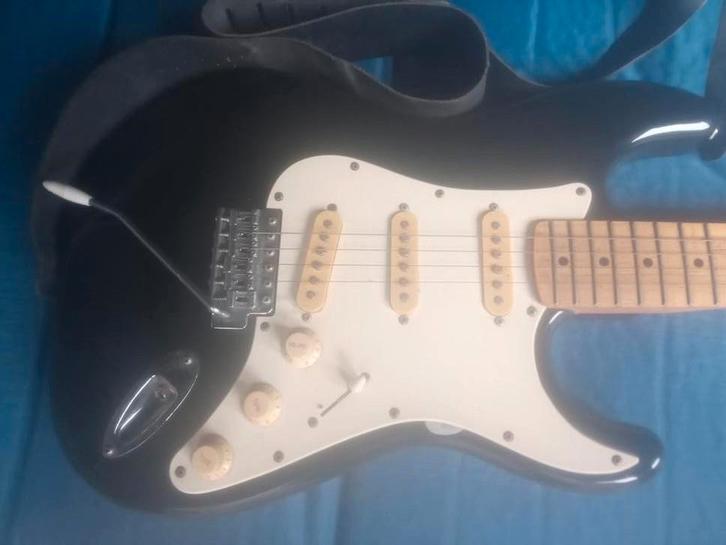 Squier Stratocaster by Fender – zwart/wit klassieker!, Muziek en Instrumenten, Snaarinstrumenten | Gitaren | Elektrisch, Fender