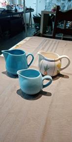 3 pots à lait 2 bleus 1 avec motif plante tulipe, Maison & Meubles, Comme neuf, Tasse(s) et/ou soucoupe(s), Autres styles, Céramique