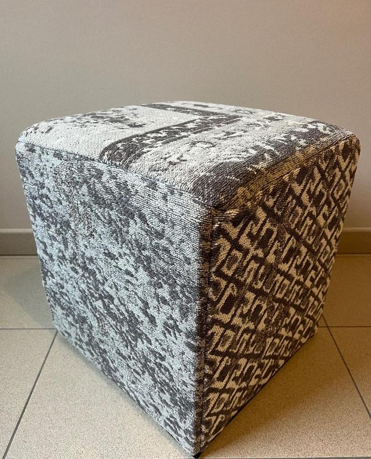 Vintage vierkant poefje grijs/beige 40x40x(h)45cm, Huis en Inrichting, Zetels | Voetbanken en poefs, Nieuw, Minder dan 50 cm, Minder dan 50 cm