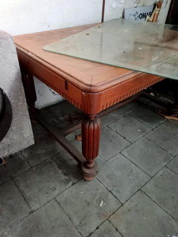 Houten eettafel beschikbaar voor biedingen
