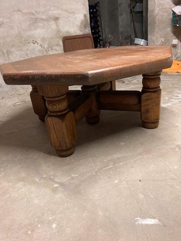 Zeshoekige zware eiken salontafel  beschikbaar voor biedingen