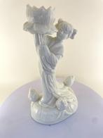 Beeldje - Meisje met Lotus - Zeldzaam - Porselein, 20cm, Antiek en Kunst, Ophalen of Verzenden