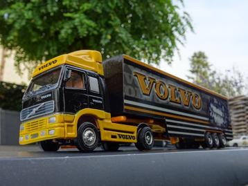 Tracteur Volvo avec remorque - 1/72 disponible aux enchères