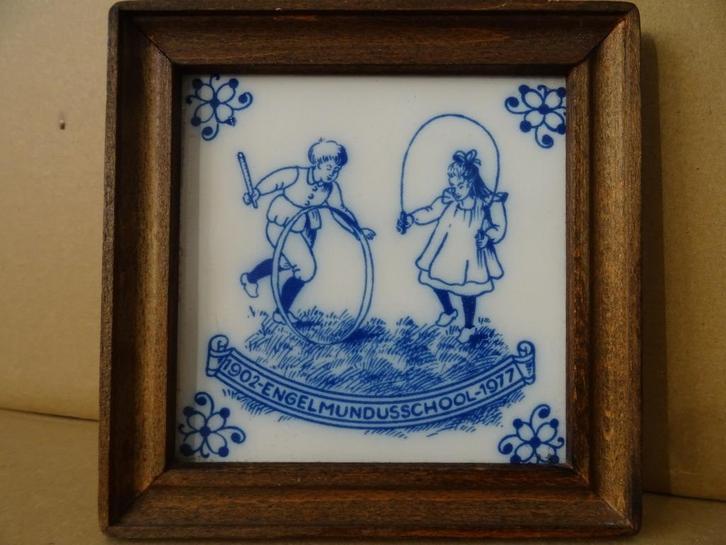 Delfts blauwe tegel Tichelaar Makkum Engelmundusschool 1977, Antiek en Kunst, Curiosa en Brocante, Ophalen of Verzenden