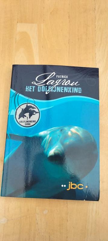 Het dolfijnenkind, Enlèvement ou Envoi, Fiction, Patrick Lagrou, Utilisé
